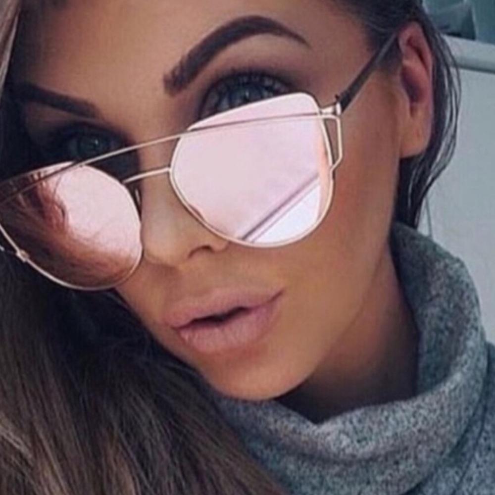 Woman’s point mirrored sunglasses 😎